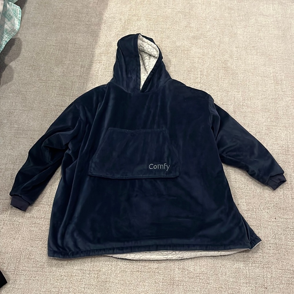 comfy wearable blanket navy one size. OFFER BEFORE YOU BUY!! so soft and comfy!!